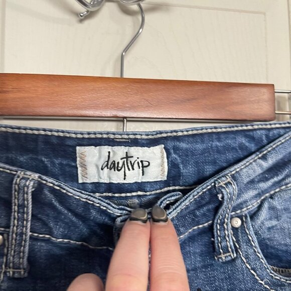 Vigoss Womens Blue Faux Flap Button Pocket Virgo Bermuda Jean Shorts Size 26 - Picture 2 of 10